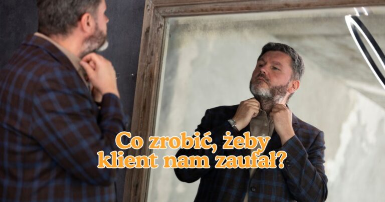 mężczyzna wzbudzający zaufanie, patrzący sobie w twarz w lustrze bez strachu